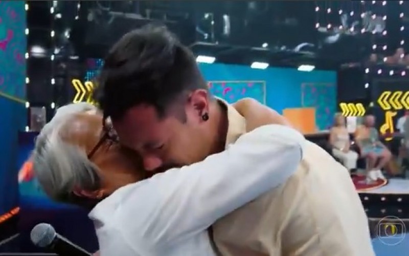 Gabriel diz quem não quer que ganhe o BBB 25 e chora ao rever a mãe no Domingão