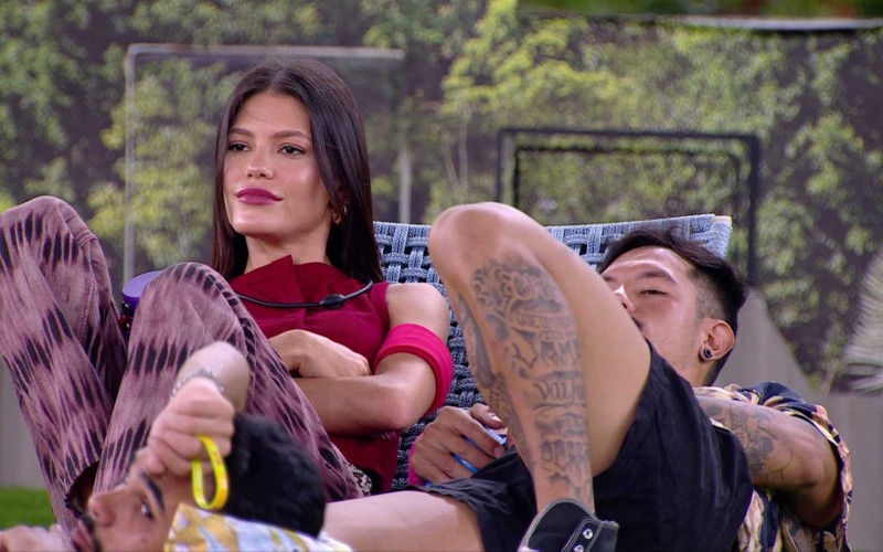Gabriel revela para Vitória Strada que a colocará no Na Mira, e atriz diz: