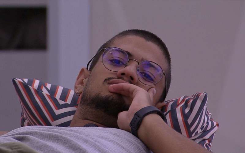 Gabriel Santana repercute com brothers desistência de Bruno: