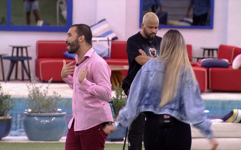 Em noite de Eliminação no BBB21, Gilberto dança música de Ariane Grande na área externa