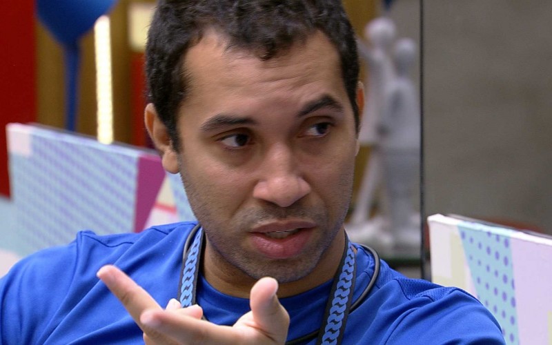Gilberto diz para Juliette que está se sentindo mais