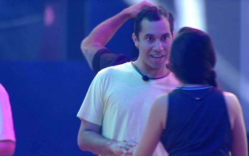 Gilberto lembra data especial e faz proposta a Juliette: