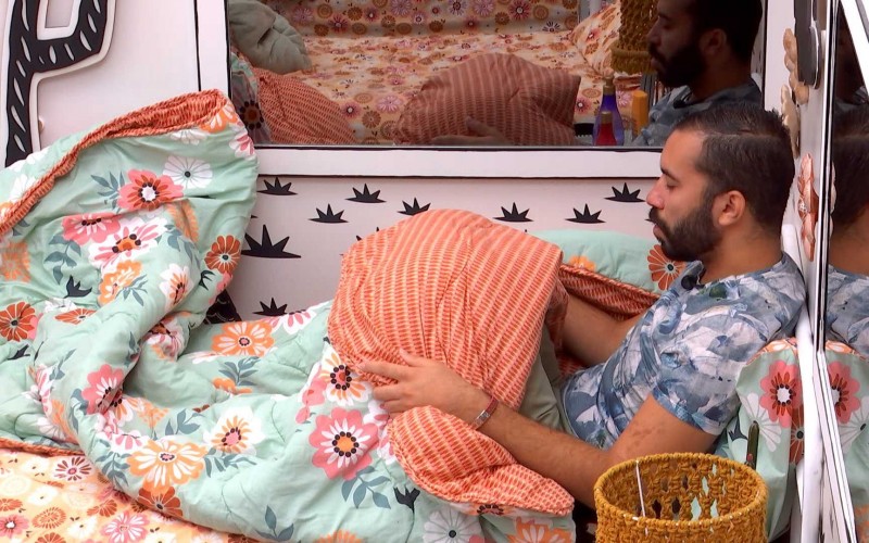 Gilberto sai da Festa do Líder Fiuk, chora sozinho no quarto do BBB21, e diz: