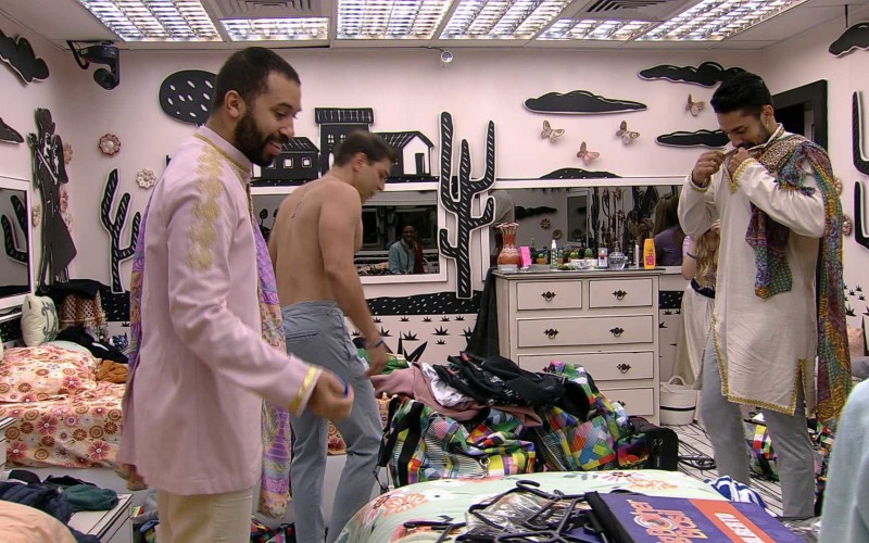 Gilberto vibra com figurino e brinca com Arcrebiano antes da festa do BBB21: