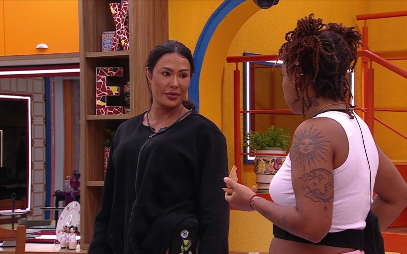 Giovanna brinca com Gracyanne Barbosa sobre academia fechada e musa fitness dispara:
