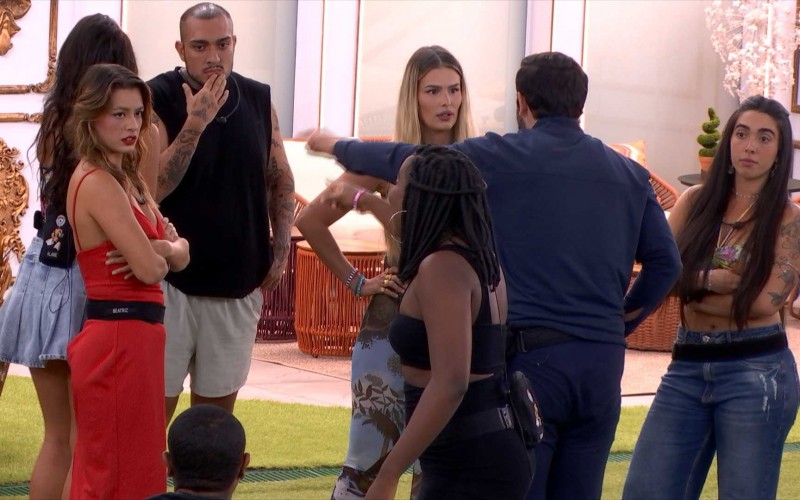 Giovanna defende Leidy Elin em treta, e chama Davi de