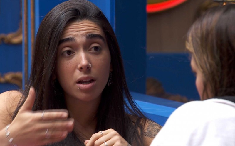 Giovanna fala com Beatriz sobre convivência no Quarto Fada: