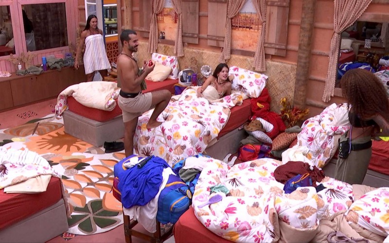 Giovanna fala de edredom com Maike, e confessa: