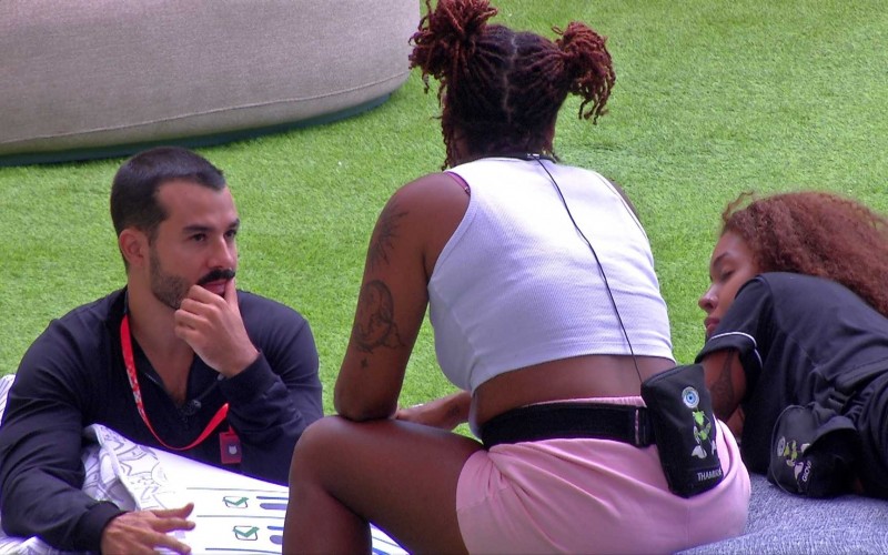 Giovanna fala de reação de Renata e Eva ao ver beijo com Maike