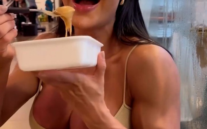 Gracyanne Barbosa comemora