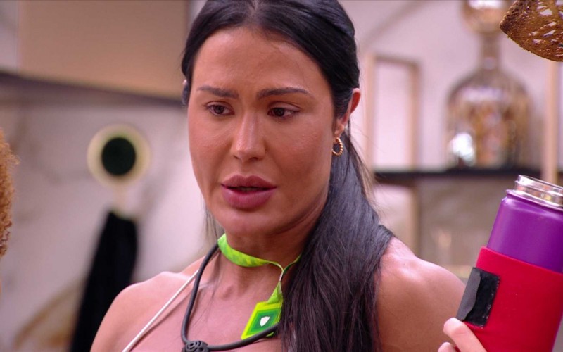 Gracyanne Barbosa diz estar chateada com Aline: