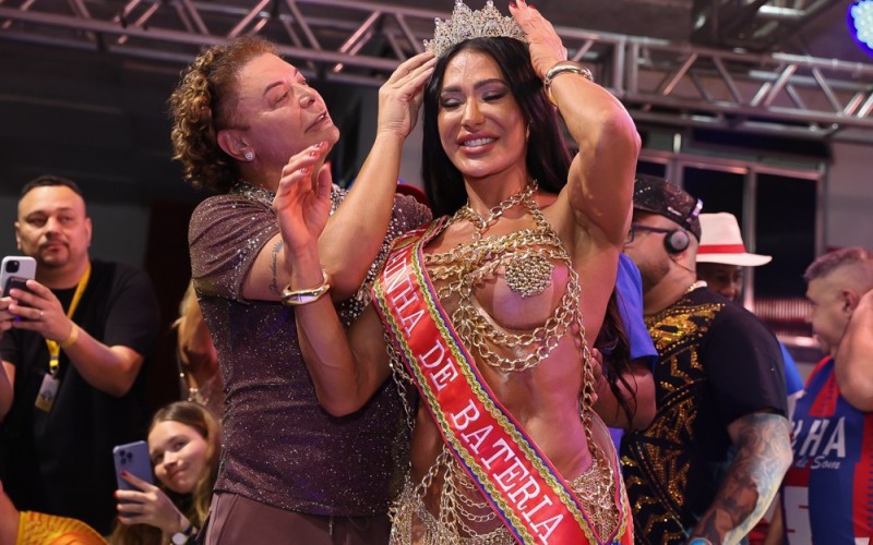 Gracyanne Barbosa se emociona ao ser coroada rainha de bateria da União da Ilha