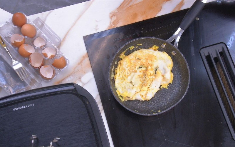 Gracyanne Barbosa faz omelete com 7 ovos no BBB 25