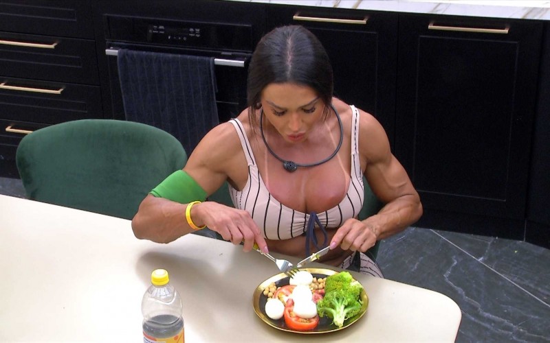 Gracyanne Barbosa faz refeição no BBB 25 e comenta com a irmã, Giovanna: