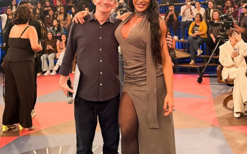 Gracyanne Barbosa grava Altas Horas pela primeira vez e posa com Serginho Groisman: