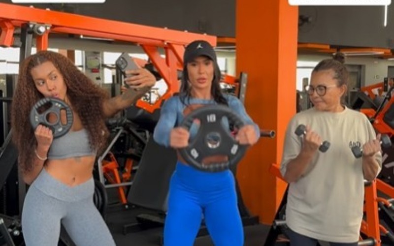 Gracyanne Barbosa leva mãe para treino em família: