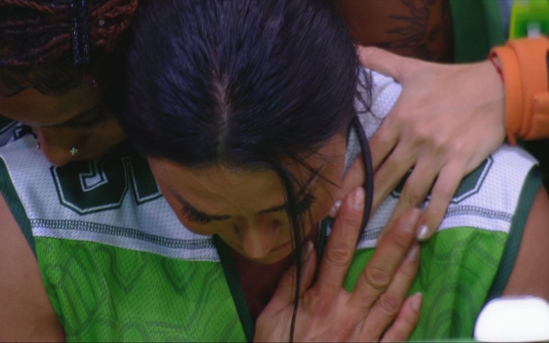 Gracyanne é consolada após se emocionar durante prova de resistência: