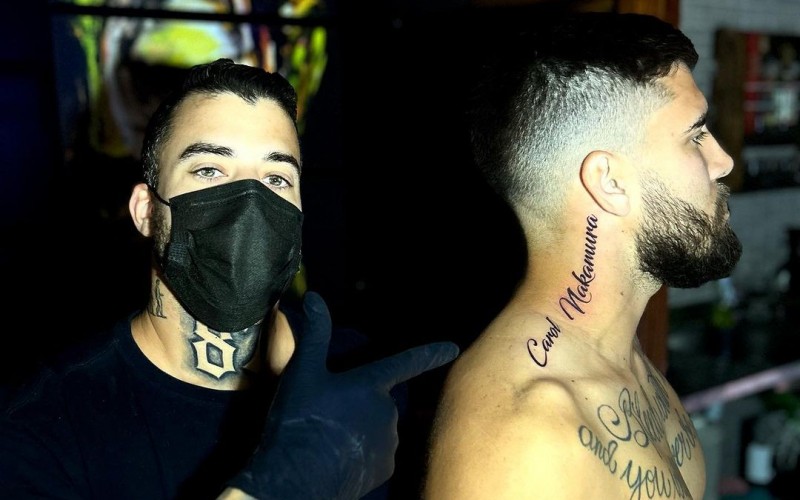 Gui Leonel faz tatuagem para homenagear Carol Nakamura durante o