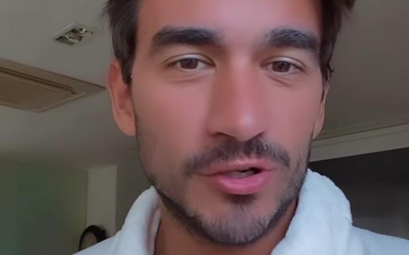 Gui Napolitano admite que tomou poucos banhos em