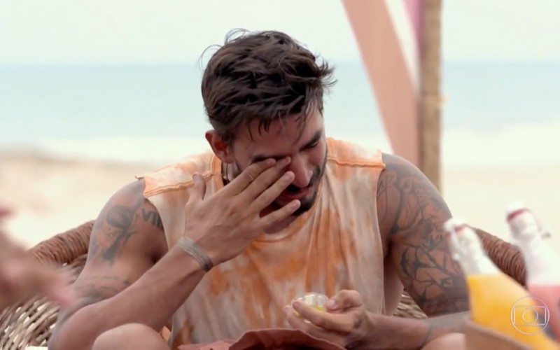 Gui Napolitano relembra presente da mãe no