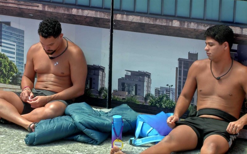 Guilherme conta papo com gêmeo para VinÃcius: