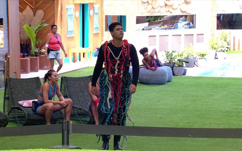 Guilherme cumpre Castigo do Monstro e é incentivado por Aline: