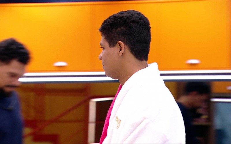 Guilherme desconfia das informações de Renata, e Aline diz: "Eu quero que ela se atrapalhe toda"