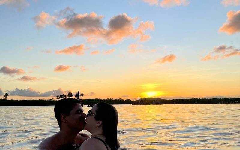 Guilherme, do BBB 25, curte pôr do sol em clima de romance com a esposa: