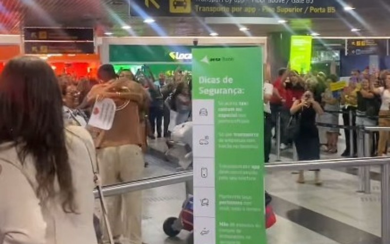 Guilherme, do BBB 25, é aclamado por fãs em aeroporto ao retornar para casa em Recife