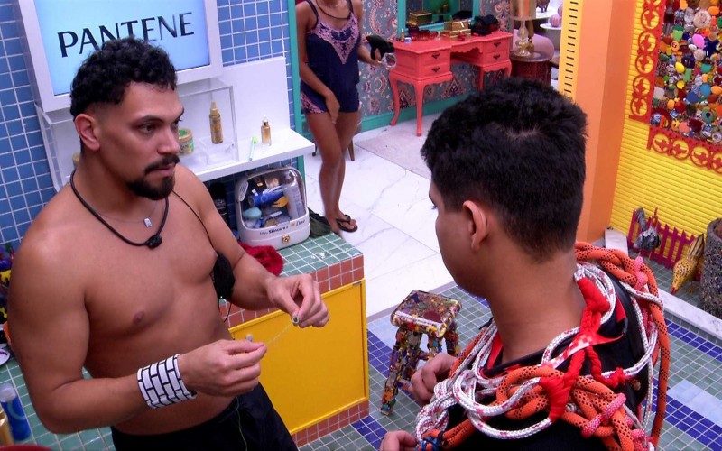 Guilherme é acordado para cumprir Castigo do Monstro e recebe dicas de Vinícius