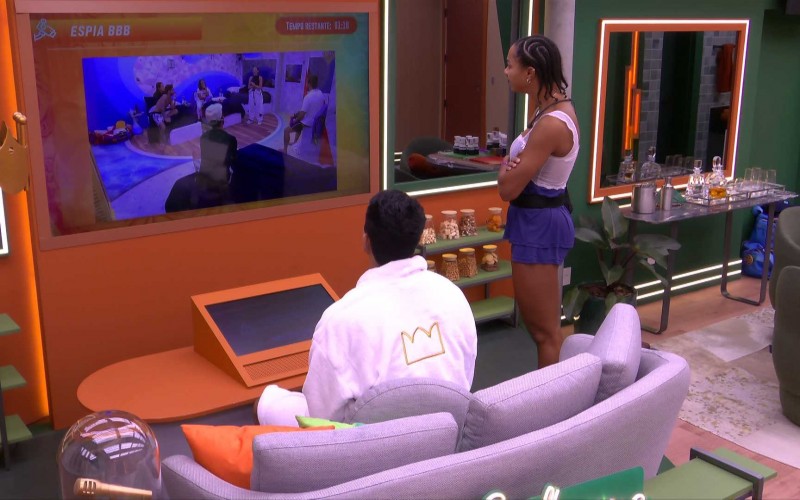 Guilherme e Aline espiam papo de Renata com aliados pela Central do Líder