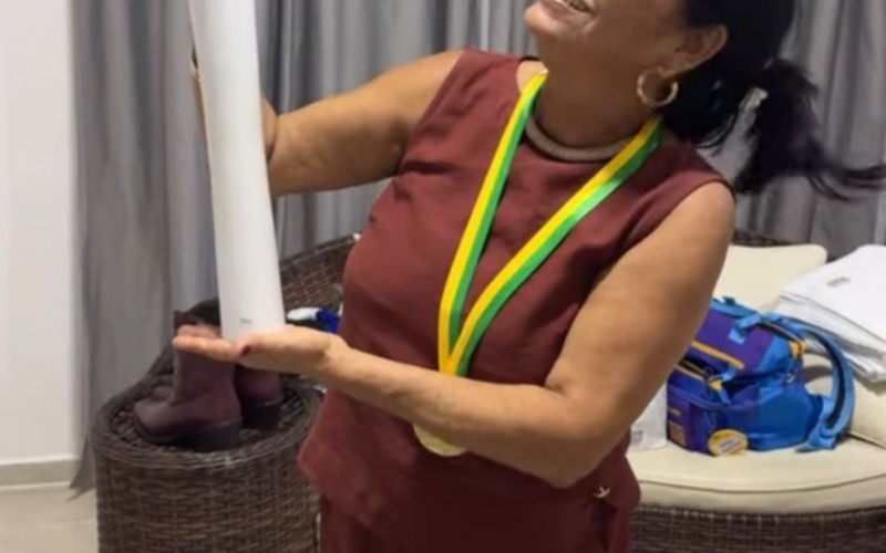 Guilherme e Delma visitam casa de Diego Hypolito e posam com medalha olímpica do ginasta