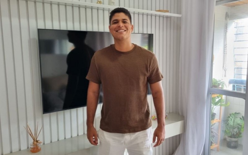 Guilherme, que disputa vaga no BBB 25 ao lado da sogra, já pulou de paraquedas e fez cirurgia para suar menos