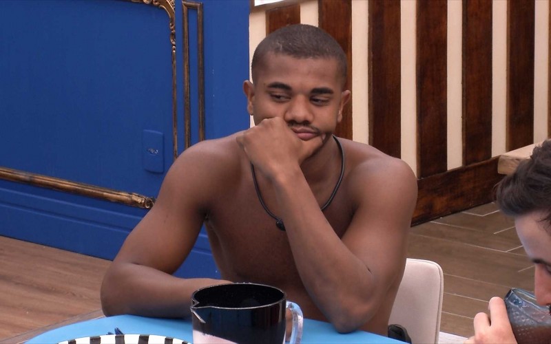 Isabelle faz piada com Davi e brother rebate: