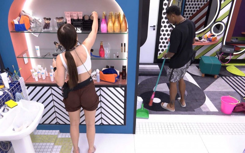 Jade Picon chama brother para ajudar na faxina: ‘Vem ajudar Arthur’