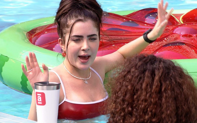 Jade Picon revela estar agindo diferente do que costuma e diz: