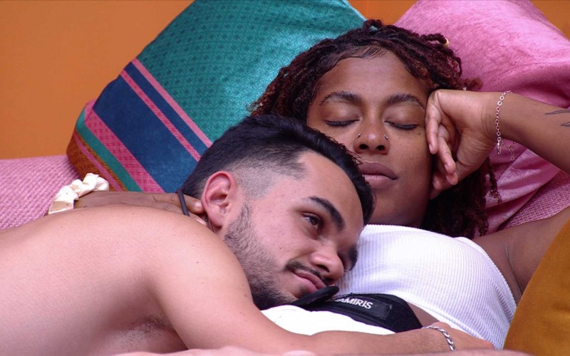 João Gabriel beija barriga de Thamiris após atitude com o pé e sister brinca: