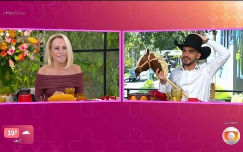 João Gabriel é presenteado por Ana Maria Braga com cavalo de brinquedo