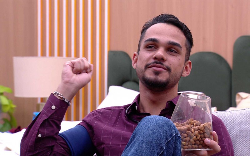 João Gabriel fala sobre semelhança da ex-namorada com Eva no BBB 25