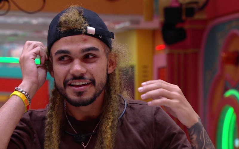 João Gabriel improvisa penteado e imita surfista no BBB 25