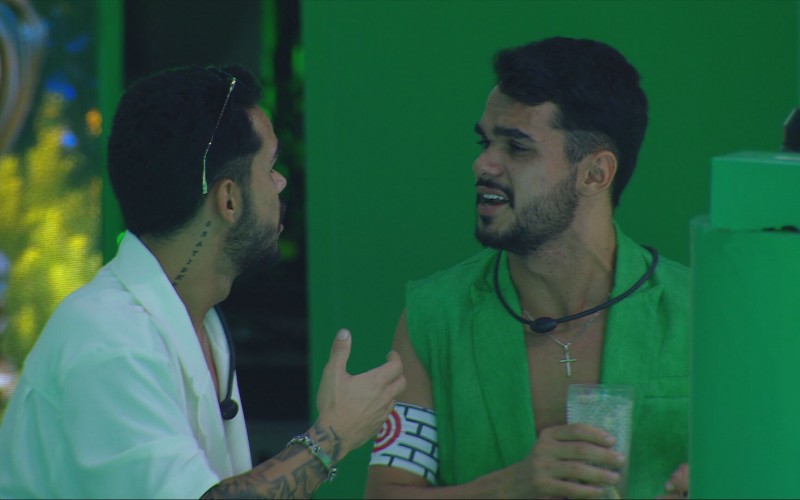 João Gabriel se estressa e chora com queixa de João Pedro sobre xingamentos: