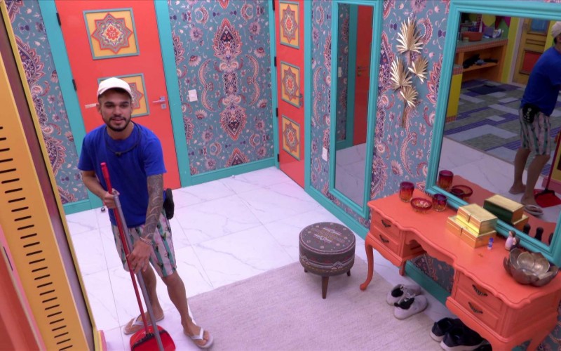 João Gabriel varre a sala e diz para Eva no BBB 25: