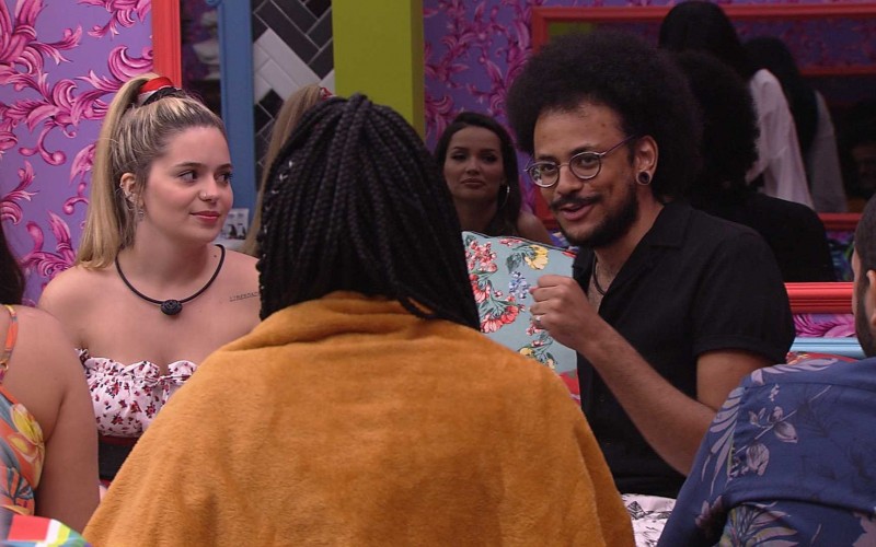João Luiz faz brinca de entrevista com brothers do BBB21 e Viih Tube sugere: