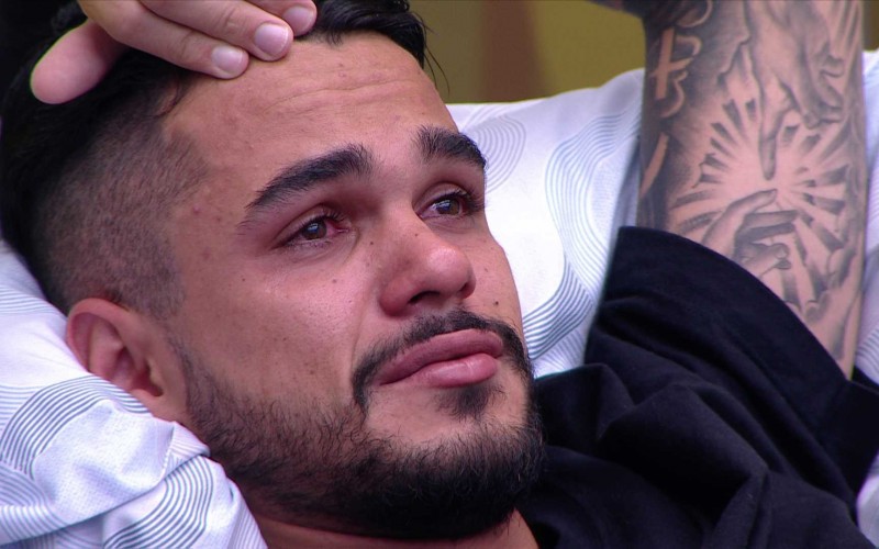 João Gabriel chora no BBB 25 e é consolado por João Pedro: