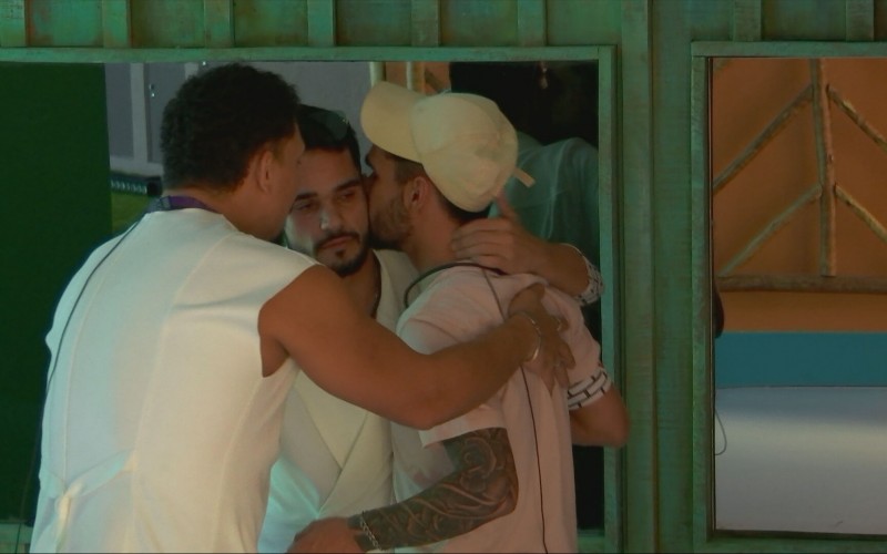 João Pedro e João Gabriel fazem as pazes e se abraçam após discussão: