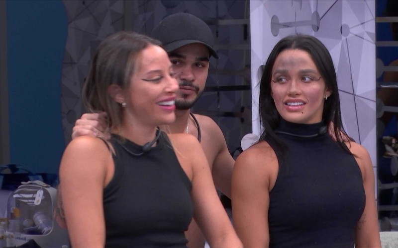 João Pedro e João Gabriel fazem maquiagem em Eva e Renata no BBB 25