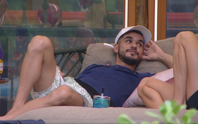 João Pedro relembra antigo relacionamento: