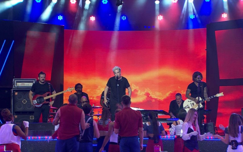 Jota Quest canta música nova em parceria com Vitor Kley na festa do BBB 24