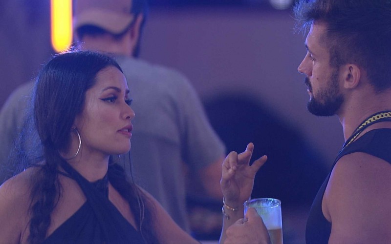 Juliette dispara para Arthur em festa: