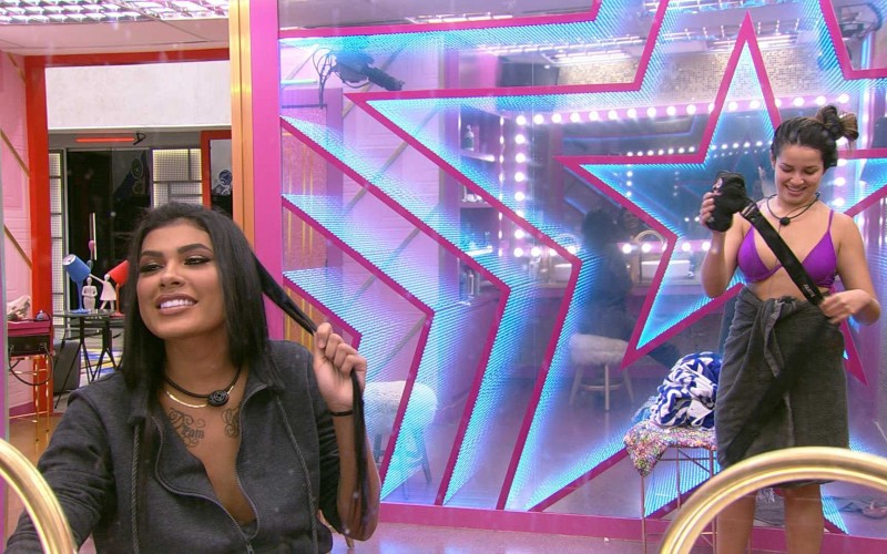 Juliette questiona se Anitta vai ser amiga dela e Pocah diz que tem ciúmes dos amigos da cantora